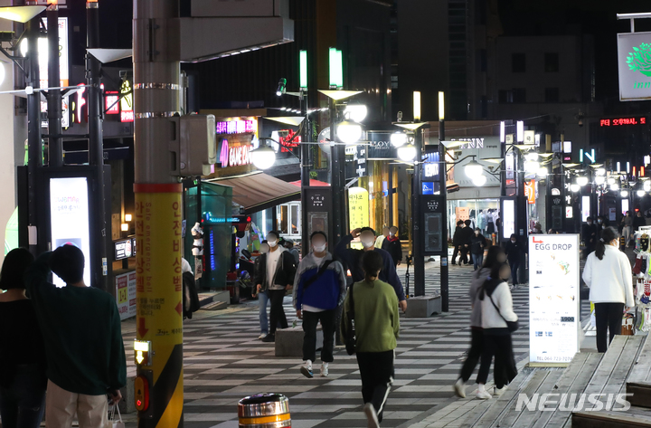 [제주=뉴시스] 우장호 기자 = 단계적 일상회복(위드 코로나) 시행 첫날인 1일 제주시 연동 누웨모루 거리가 지나는 사람들로 활기를 띠고 있다. 1단계 시행으로 수도권은 10명, 비수도권은 12명까지 모일 수 있으며 식당과 카페 등 대부분 시설은 24시간 영업을 할 수 있다. 2021.11.01. woo1223@newsis.com