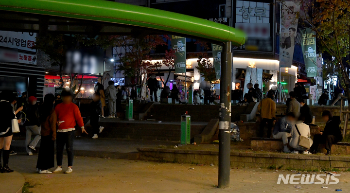 [광주=뉴시스] 변재훈 기자 = 한국형 위드(With) 코로나인 '단계적 일상회복' 첫 단계 시행을 5시간여 앞둔 1일 오전 광주 서구 치평동 번화가 상무중앙공원 일대에 영업을 마친 술집에서 나온 시민들이 모여 있다. 2021.11.01. wisdom21@newsis.com