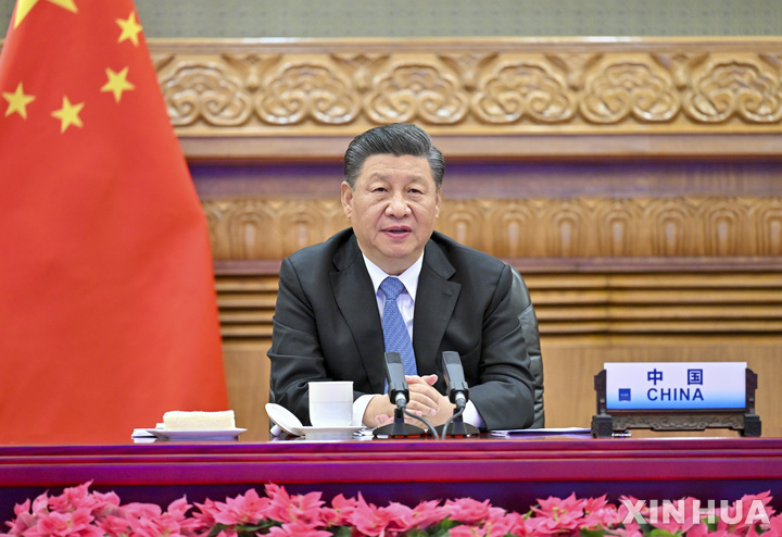 [베이징=신화/뉴시스] 시진핑 중국 국가주석이 지난달 31일(현지시간) 중국 베이징에서 화상을 통해 이탈리아 로마에서 열린 주요 20개국 정상회의(G20)에 참석하고 있다. 2021.11.02.