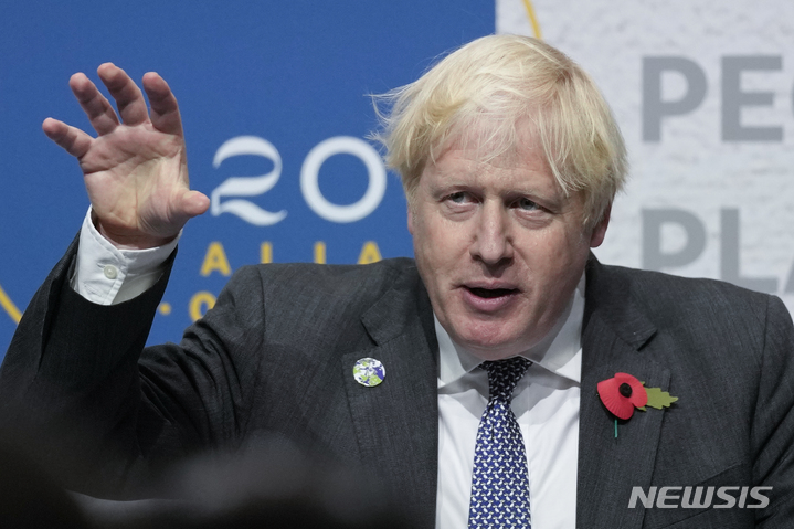 [로마(이탈리아)=AP/뉴시스] 보리스 존슨 영국 총리가 31일(현지시간) 이탈리아 로마에서 열린 주요 20개국(G20) 정상회의 기자회견에서 발언하고 있다. 2021.11.01.