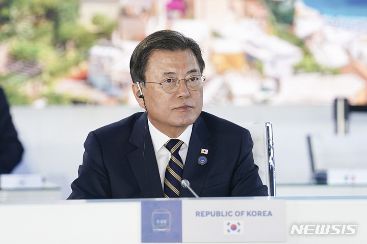 [로마=뉴시스] 김진아 기자 = G20 정상회의를 참석 중인 문재인 대통령이 31일 오후 이탈리아 로마 누볼라컨벤션센터에서 열린 공급망 회복력 관련 글로벌 정상회의에서 조 바이든 미국대통령의 발언을 경청하고 있다. 2021.11.01. bluesoda@newsis.com