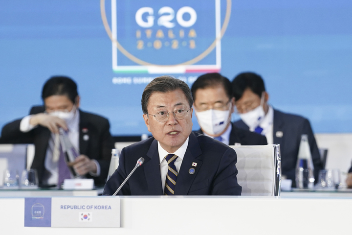 [로마=뉴시스] 김진아 기자 = G20 정상회의를 참석 중인 문재인 대통령이 31일 오후 이탈리아 로마 누볼라컨벤션센터에서 열린 공급망 회복력 관련 글로벌 정상회의에서 발언하고 있다. 2021.11.01. bluesoda@newsis.com