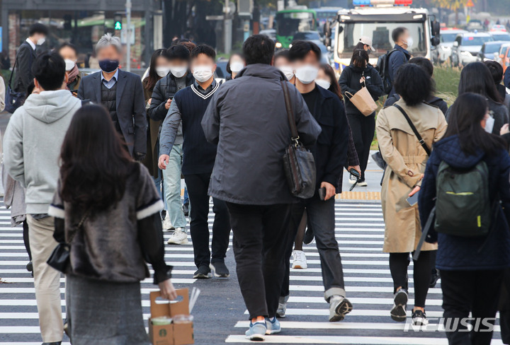 [서울=뉴시스] 권창회 기자 = 지난해 11월1일 오전 서울 종로구 광화문역에서 직장인들이 출근하고 있다.2021.11.01. kch0523@newsis.com