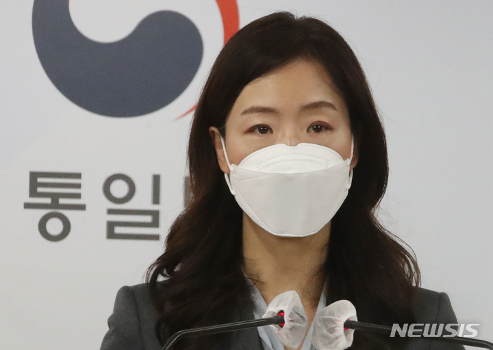 [서울=뉴시스] 김명원 기자 = 이종주 통일부 대변인이 1일 오전 서울 종로구 정부서울청사에서 현안 관련 정례브리핑을 하고 있다. 이날 이종주 대변인은 오늘부터 4주간 단계적 일상회복 1단계 시행과 관련해 국립 6.25납북자기념관, 오두산 통일전망대 등 운영방식을 조정한다고 밝혔다. 또, 교황 방북 관련 "방문한다면 한반도 평화의 모멘텀이 될 것" 이라고 밝혔다. 2021.11.01. kmx1105@newsis.com