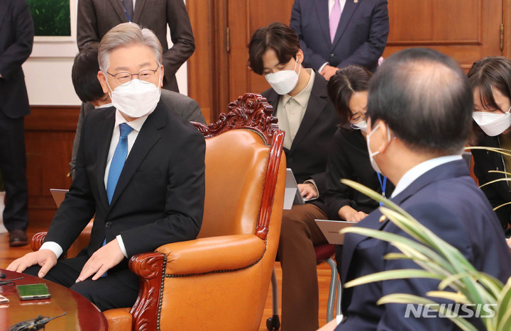 [서울=뉴시스] 최진석 기자 = 1일 오전 서울 여의도 국회에서 더불어민주당 이재명 대선 후보가 박병석 국회의장을 예방해 대화를 하고 있다. (공동취재사진) 2021.11.01. photo@newsis.com