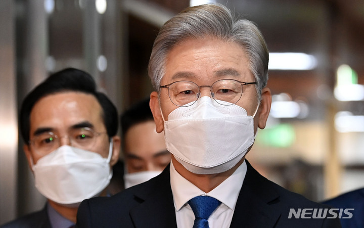 [서울=뉴시스] 최진석 기자 = 이재명 더불어민주당 대선 후보가 1일 오전 서울 여의도 국회에서 박병석 국회의장을 예방한 후 취재진의 질의에 답하고 있다. (공동취재사진) 2021.11.01. photo@newsis.com