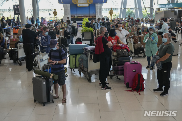 [AP/뉴시스] 태국이 국경을 활짝 연 1일 방콕 및 푸켓 등을 찾을 해외 관광객들이 방콕의 수바마부미 국제공항에 도착하고 있다