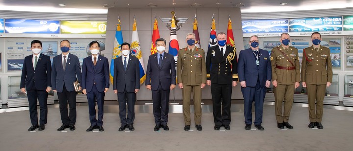 [서울=뉴시스] 서욱 국방장관이 1일 서울 용산구 국방부에서 릭 버 호주 육군참모총장을 접견한 뒤 관계자들과 기념촬영 하고 있다. (사진=국방부 제공) 2021.11.01. photo@newsis.com *재판매 및 DB 금지