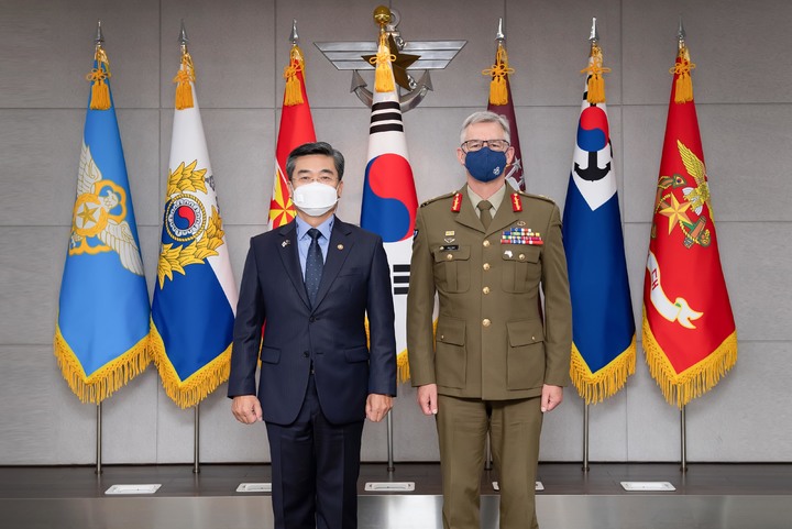 [서울=뉴시스] 서욱 국방장관이 1일 서울 용산구 국방부에서 릭 버 호주 육군참모총장을 접견, 기념촬영을 하고 있다. (사진=국방부 제공) 2021.11.01. photo@newsis.com *재판매 및 DB 금지
