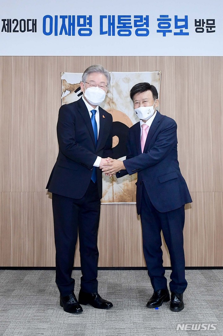 [서울=뉴시스] 국회사진기자단 = 이재명 더불어민주당 대선 후보가 1일 서울 여의도 광복회를 방문해 김원웅 회장과 기념촬영을 하고 있다. 2021.11.01. photo@newsis.com