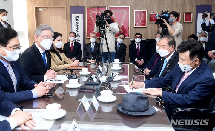 [서울=뉴시스] 국회사진기자단 = 이재명 더불어민주당 대선 후보가 1일 서울 여의도 광복회를 방문해 인사말을 하고 있다. 2021.11.01. photo@newsis.com