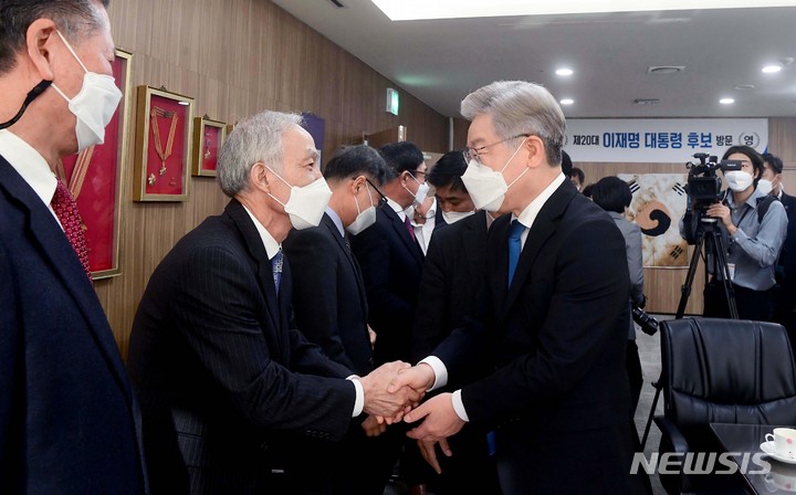 [서울=뉴시스] 국회사진기자단 = 이재명 더불어민주당 대선 후보가 1일 서울 여의도 광복회를 방문해 참석자들과 인사하고 있다. 2021.11.01. photo@newsis.com