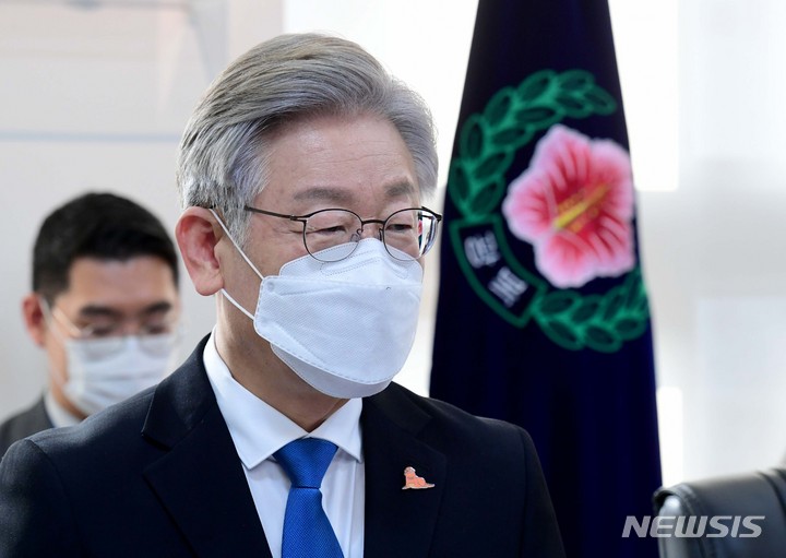 [서울=뉴시스] 국회사진기자단 = 이재명 더불어민주당 대선 후보가 지난 1일 서울 여의도 광복회를 방문해 인사말을 하고 있다. 2021.11.01. photo@newsis.com