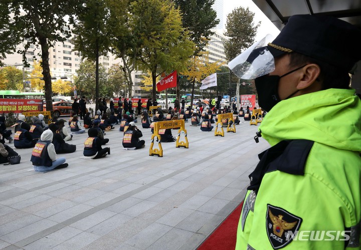 [서울=뉴시스] 백동현 기자 = 단계적 일상회복(위드 코로나) 방역체계가 시작한 지난 1일 오후 서울 영등포구 KB국민은행 신관 앞에서 경찰이 민주노총 집회를 지켜보고 있다. 이날부터 집회와 행사는 코로나19 백신 접종 여부와 상관 없이 100명 미만까지, 접종 완료자 등으로만 구성되면 500명 미만까지 참여 가능하다. 2021.11.01. livertrent@newsis.com