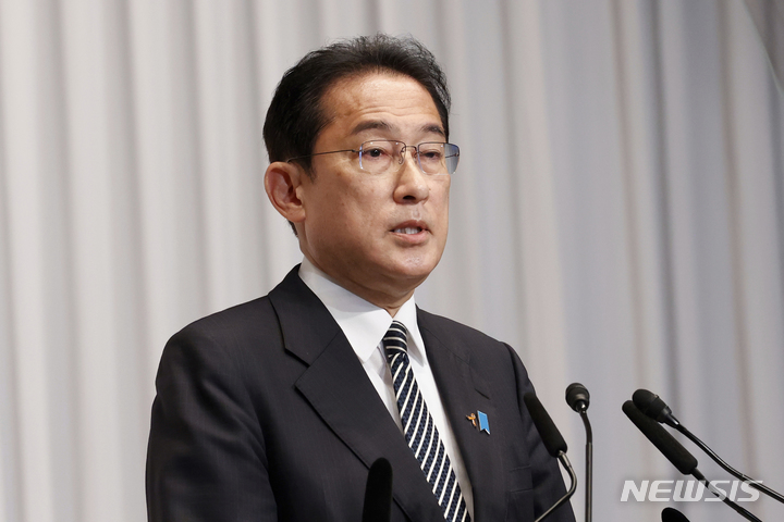 [도쿄(일본)=AP/뉴시스]1일 일본 도쿄 소재 자민당 본부에서 당 총재인 기시다 후미오 총리가 기자회견을 열고 전날 치러진 중의원 선거 결과, 국정 운영 방침에 대해 입장을 밝히고 있다.&nbsp; 집권 자민당은 총 465석을 두고 실시된 중의원 선거에서 과반 의석을 넘는 261석을 확보했다. 2021.11.01. 