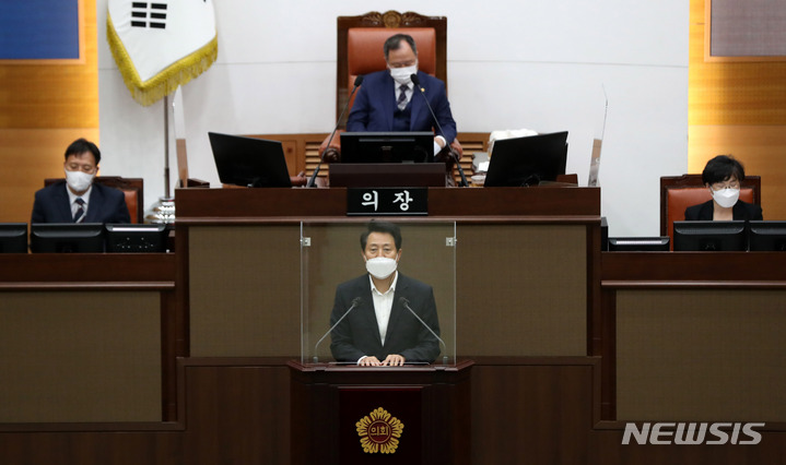 [서울=뉴시스] 김인호 서울시의회 의장이 2일 서울시가 TBS의 예산을 삭감한 것에 대해 "주변에서는 보복 예산으로 삭감했다. 정치 예산, 편파 예산 이런 이야기가 많다"고 비판했다. 사진은 오세훈 서울시장(사진 아래)이 1일 오후 서울 중구 서울특별시의회에서 열린 '제303회 정례회 제1차 본회의'에서 2022년도 예산안 및 기금운영계획안에 대한 시정연설을 하고 있다. 2021.11.02. photo@newsis.com