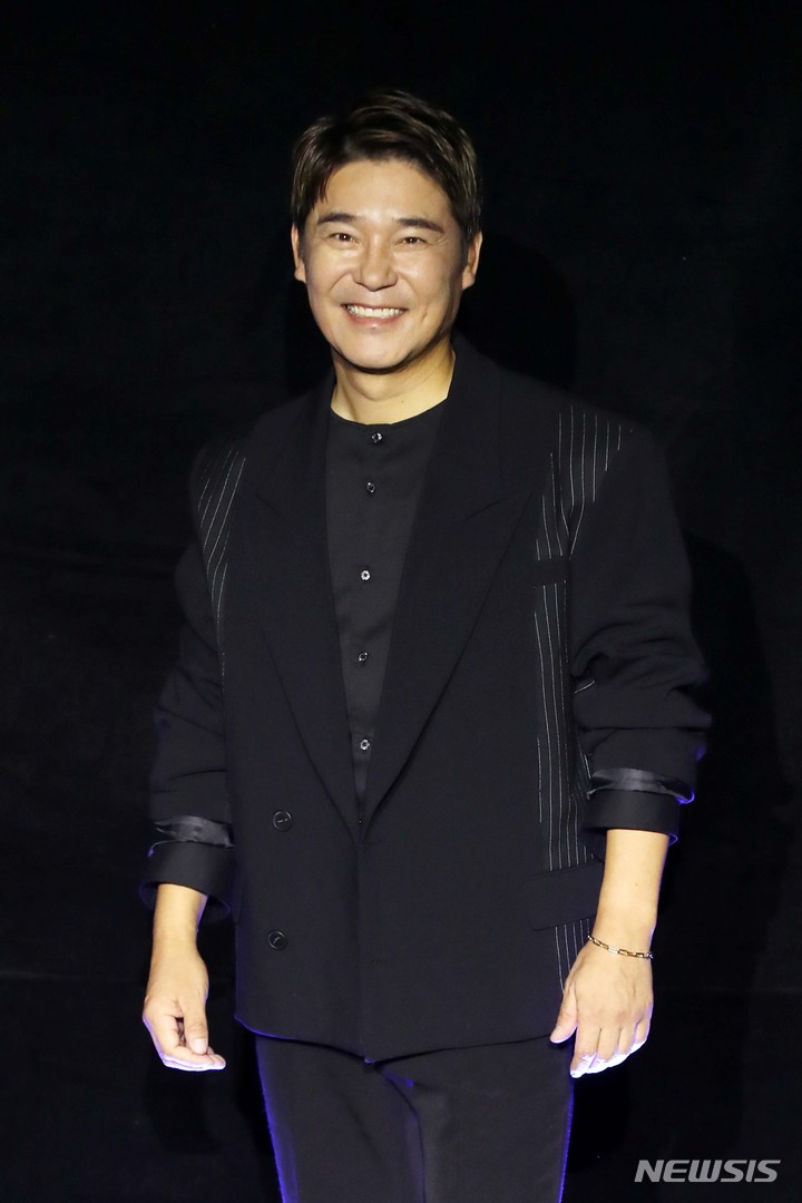 [서울=뉴시스] 박진희 기자 = 가수 임창정이 1일 서울 영등포구 CGV 스타리움관에서 정규 17집 앨범 쇼케이스를 하고 있다. 2021.11.01. pak7130@newsis.com