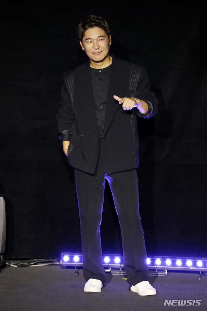[서울=뉴시스] 박진희 기자 = 가수 임창정이 1일 서울 영등포구 CGV 스타리움관에서 정규 17집 앨범 쇼케이스를 하고 있다. 2021.11.01. pak7130@newsis.com