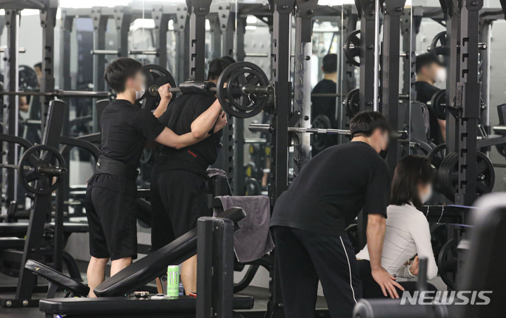 [서울=뉴시스] 서울 강남구의 한 헬스장에서 시민들이 운동하고 있다. (사진=뉴시스 DB). photo@newsis.com