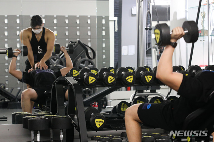 [서울=뉴시스] 권창회 기자 = '단계적 일상회복(위드 코로나)' 시행 첫 날인 1일 오후 서울 강남구 디스이즈피트니스 청담점에서 트레이너가 운동하고 있다. 위드 코로나 시행으로 유흥시설을 제외한 식당과 카페 등 다중이용시설 영업시간 제한이 풀린다. 노래방과 헬스장 등 시설에는 백신 접종완료를 증명하는 '방역패스'가 도입된다. 사적 모임은 수도권은 10명, 비수도권은 12명까지 가능하다. 2021.11.01. kch0523@newsis.com