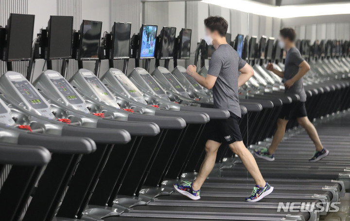[서울=뉴시스] 권창회 기자 = '단계적 일상회복(위드 코로나)' 시행 첫 날인 1일 오후 서울 강남구 디스이즈피트니스 청담점에서 시민이 운동하고 있다. 위드 코로나 시행으로 유흥시설을 제외한 식당과 카페 등 다중이용시설 영업시간 제한이 풀린다. 노래방과 헬스장 등 시설에는 백신 접종완료를 증명하는 '방역패스'가 도입된다. 사적 모임은 수도권은 10명, 비수도권은 12명까지 가능하다. 2021.11.01. kch0523@newsis.com