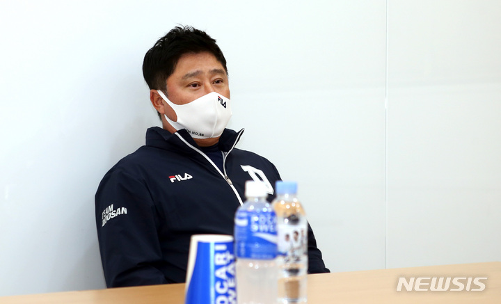 [서울=뉴시스] 이영환 기자 = 김태형 두산베어스 감독이 1일 오후 서울 송파구 잠실야구장에서 2021 KBO 포스트시즌 와일드카드 결정 1차전 키움 히어로즈와의 경기를 앞두고 인터뷰를 하고 있다. (공동취재사진) 2021.11.01. photo@newsis.com