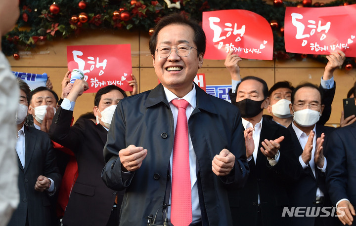 [대구=뉴시스] 이무열 기자 = 홍준표 국민의힘 대선 경선 후보가 1일 오후 민생탐방을 위해 대구 중구 서문시장을 찾아 지지자들에게 인사말을 하고 있다. 2021.11.01. lmy@newsis.com