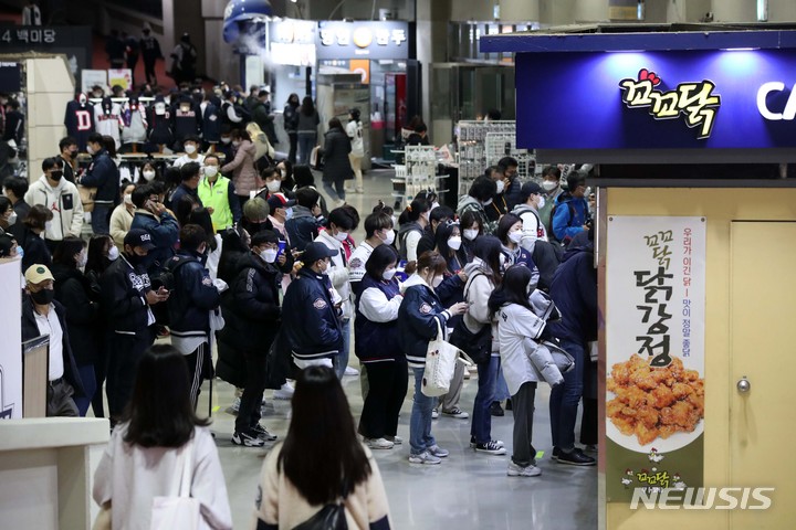 [서울=뉴시스] 김선웅 기자 = 단계적 일상회복 1단계가 시작된 1일 오후 서울 송파구 잠실야구장에서 열린 2021 KBO 포스트시즌 와일드카드 결정 1차전 키움 히어로즈와 두산 베어스의 경기, 관중들이 치킨과 맥주를 구매하고 있다. 2021.11.01.  mangusta@newsis.com