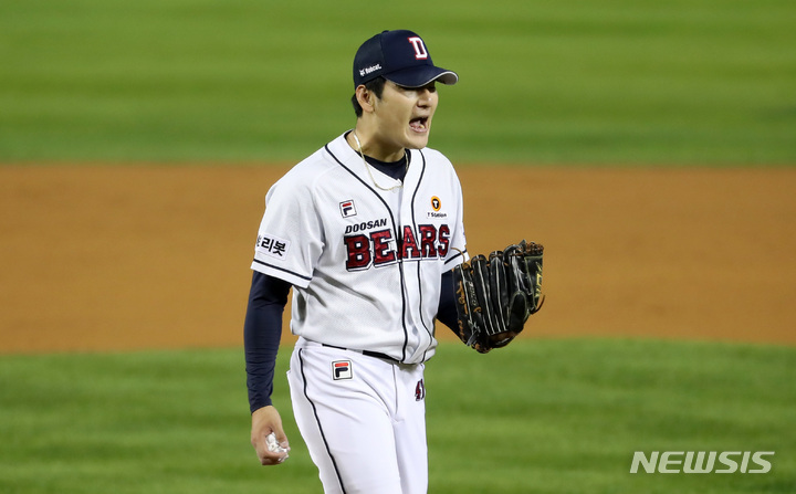 [서울=뉴시스] 이영환 기자 = 1일 오후 서울 송파구 잠실야구장에서 열린 2021 KBO 포스트시즌 와일드카드 결정 1차전 키움 히어로즈와 두산 베어스의 경기, 4회초 위기를 넘기고 수비를 마친 두산 선발 곽빈이 포효하고 있다. 2021.11.01. 20hwan@newsis.com