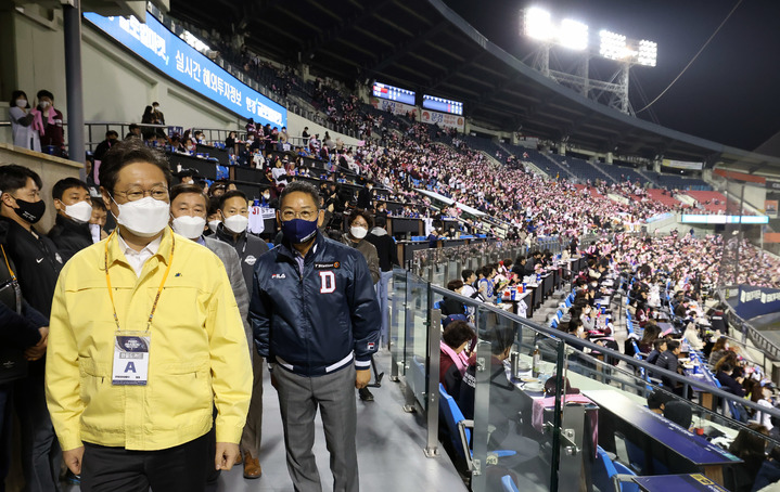 [서울=뉴시스] 배훈식 기자 = 황희 문화체육관광부 장관이 지난 1일 오후 서울 송파구 잠실야구장에서 열린 프로야구 2021 신한은행 쏠(SOL) KBO 포스트시즌 와일드카드 결정전 키움 히어로즈와 두산 베어스의 경기를 찾아 방역 상황을 점검하고 있다.(사진=문화체육관광부 제공) 2021.11.01. photo@newsis.com *재판매 및 DB 금지