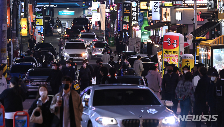 [수원=뉴시스] 김종택기자 = '단계적 일상회복(위드 코로나)' 시행 첫 날인 1일 오후 경기도 수원시 팔달구 인계동 거리가 시민들로 북적이고 있다. 오늘부터 수도권은 10명까지, 비수도권은 12명까지 모일 수 있고 식당·카페 등 대부분 시설은 24시간 영업이 가능해진다. 2021.11.01. jtk@newsis.com