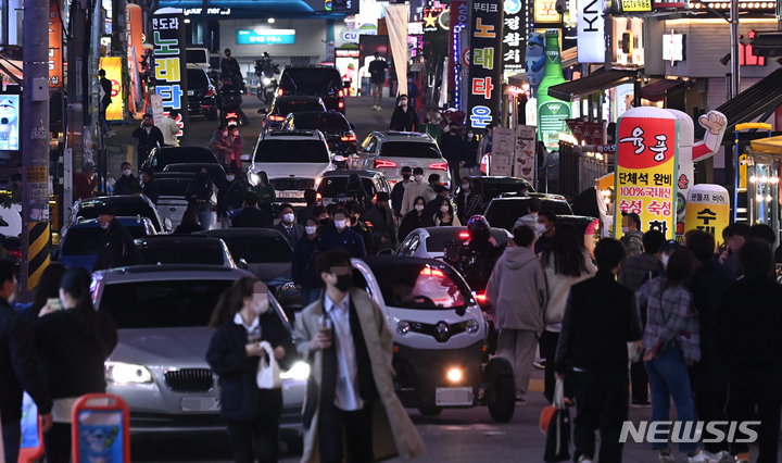 [수원=뉴시스] 김종택 기자 = '단계적 일상회복'(위드 코로나) 시행 첫 날인 지난 1일 오후 경기도 수원시 팔달구 인계동 거리가 시민들로 북적이고 있다. 2021.11.01. jtk@newsis.com