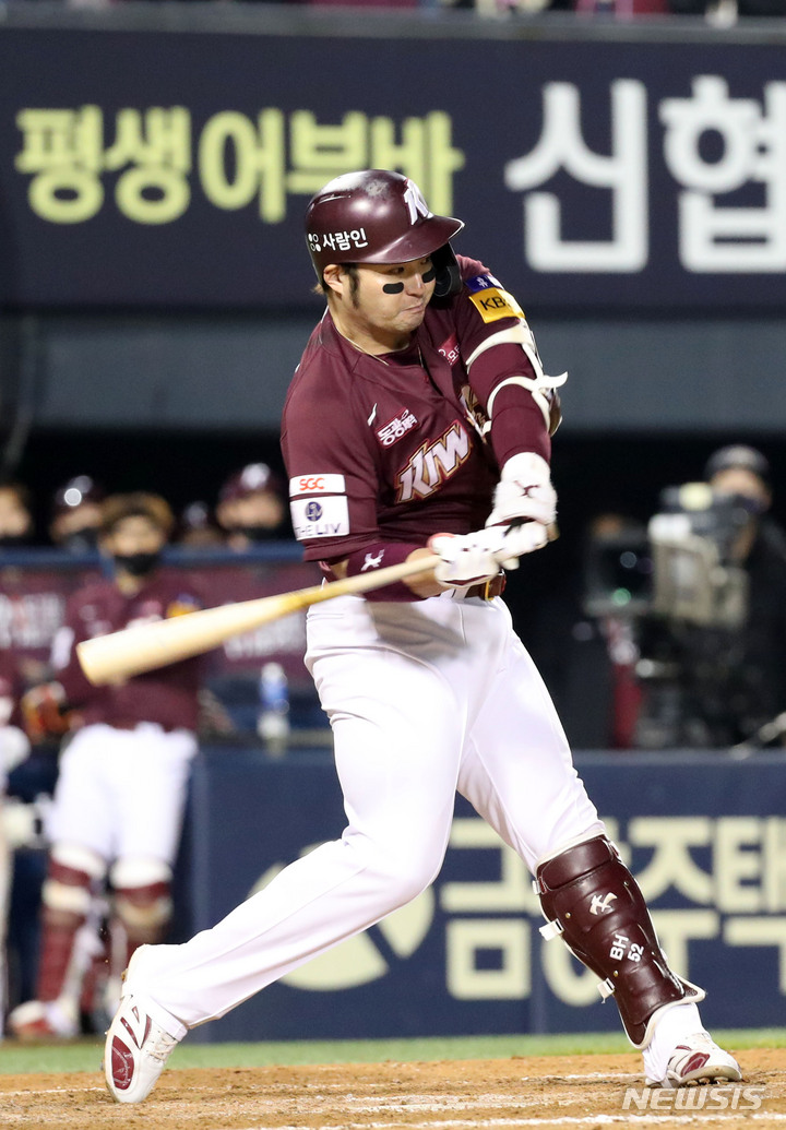 [서울=뉴시스] 김선웅 기자 = 1일 오후 서울 송파구 잠실야구장에서 열린 2021 KBO 포스트시즌 와일드카드 결정 1차전 키움 히어로즈와 두산 베어스의 경기, 8회초 주자 만루상황 키움 박병호가 타격하고 있다. 박병호 희생플라이로 아웃. 3루주자 이용규 홈인으로 득점. 2021.11.01. mangusta@newsis.com