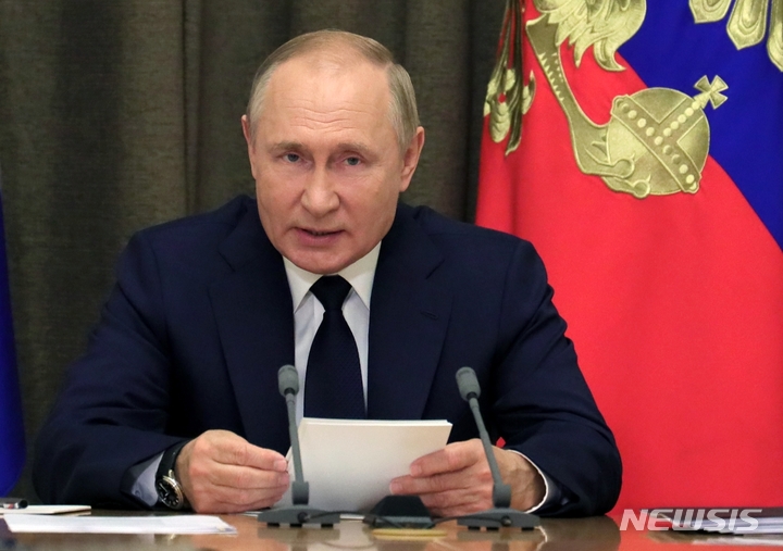 [소치(러시아)=AP/뉴시스] 블라디미르 푸틴 러시아 대통령이 1일(현지시간) 러시아 소치 관저에서 화상 회의에 참여하고 있다. 2021.11.02.