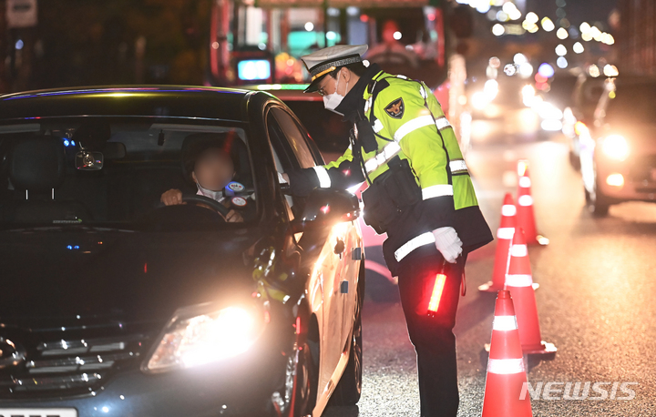 [수원=뉴시스] 김종택기자 = '단계적 일상회복(위드 코로나)' 시행 첫 날인 1일 오후 경기도 수원시 영통구 교통공원 앞에서 수원남부경찰서 소속 경찰관들이 비접촉식 음주운전 단속을 벌이고 있다. 경기남부경찰청은 단계적 일상회복 시행에 맞춰 11월부터 12월 말까지 두 달 동안 고속도로 및 시내 일반도로에서 음주운전 집중단속을 실시한다고 밝혔다. 2021.11.01. jtk@newsis.com