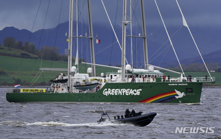 [글래스고=AP/뉴시스] 민간 환경보호단체 그린피스가 그리스의 지중해 심해 가스 탐사 작업을 중단할 것을 요구했다고 미국 AP통신이 26일(현지시간) 전했다. 사진은 2021년 11월1일 스코틀랜드 글래스고에서 열린 COP26 정상회의에 참석하기 위해 클라이드강을 항해하고 있는 그린피스의 '레인보우 워리어'의 모습. 2023.10.26.