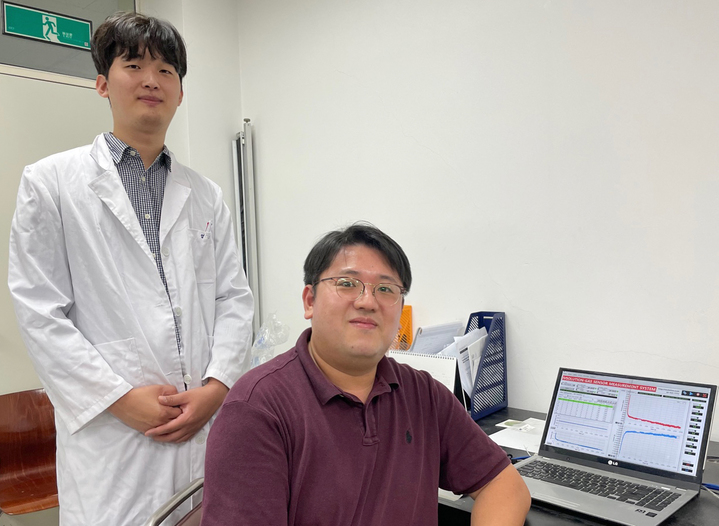 최윤혁 대구가톨릭대 신소재화학공학부 교수(오른쪽)와 석사과정 김경환씨가 최근 발표한 논문이 SCI급 저널에 게재됐다. *재판매 및 DB 금지