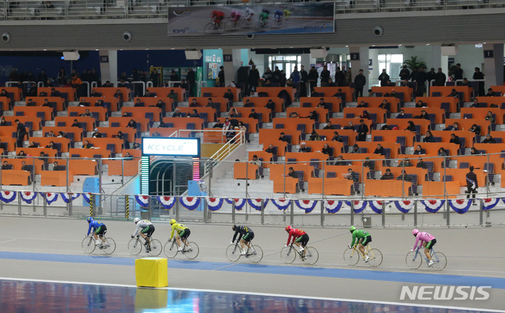 [서울=뉴시스]코로나19로 인한 영업장 휴장 전 광명스피돔에서 고객들이 경주를 관람하고 있다.(사진=국민체육진흥공단 제공)