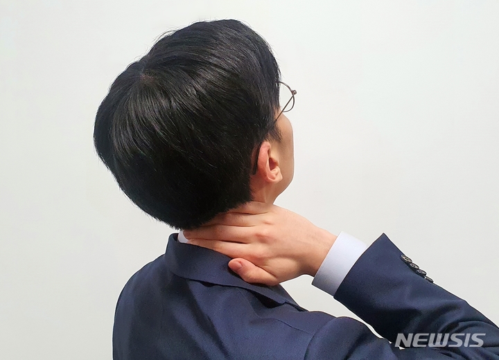 [서울=뉴시스]갑자기 늘어난 술자리로 알코올 섭취가 늘면 디스크(추간판) 주변 근육과 인대가 약해져 요통이 유발되고 척추 뼈 사이의 디스크가 탈출하는 허리디스크(요추추간판탈출증)가 생길 수 있다. 특히 고질병인 요통과 거북목 증후군 등을 앓았다면 관절 건강 관리는 필수다. (사진= 자생한방병원 제공) 2021.11.02