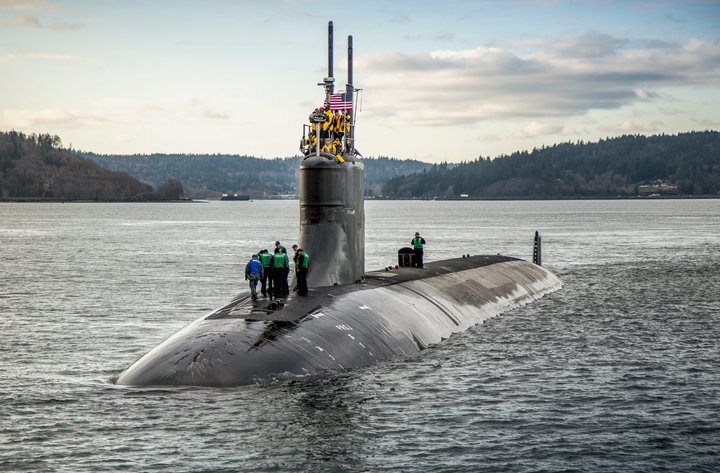 [서울=뉴시스]미 해군 핵잠수함 코네티컷호가 지난 2016년 12월14일 정비를 마친 후 미 워싱턴주 푸젯 사운드만에서 시험항해를 위해 떠나고 있다. 지난 10월 초 남중국해에서 작전 중 발생한 충돌로 파손된 코네티컷호는 해저 산과 충돌했다고 2명의 미 국방부 관계자가 1일(현지시간) 밝혔다. <사진 출처 : 미 해군 웹사이트> 2021.11.2