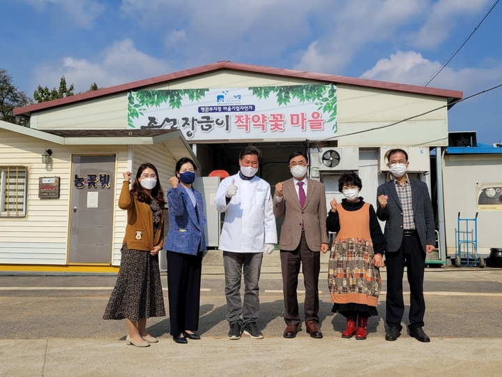 [정읍=뉴시스] 전북바이오융합산업진흥원이 2일 정읍에 위치한 ‘농업회사법인 자연가’를 방문해 관계자들과 기념촬영을 하고 있다. *재판매 및 DB 금지