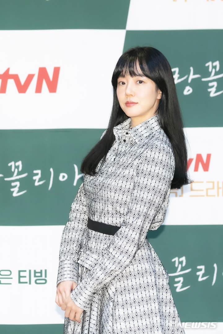 [서울=뉴시스]배우 임수정이 2일 열린 tvN 드라마 '멜랑꼴리아' 제작발표회에 참석해 포즈를 취하고 있다. (사진=tvN 제공) 2021.11.02. photo@newsis.com