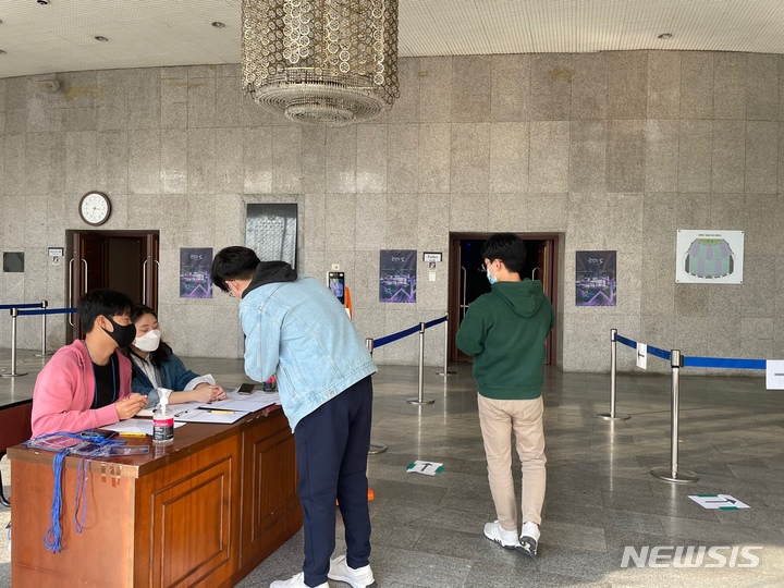 [서울=뉴시스]신재우 수습기자=3일 서울대가 새로운 방역체계인 위드 코로나(단계적 일상회복) 시행에 맞춰 가을 축제를 대면으로 개최했다.2021.11.02.photo@newsis.com