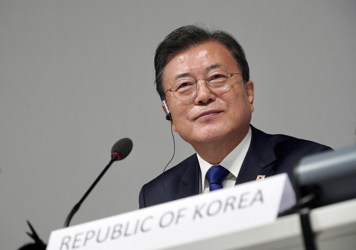 [글래스고=뉴시스] 김진아 기자 = 문재인 대통령이 지난 1일(현지시간) 영국 글래스고 SEC에서 열린 제26차 유엔 기후변화협약 당사국총회(COP26) 의장국 프로그램 행동과 연대에서 보리스 존슨 영국 총리의 환영사를 듣고 있다. 2021.11.02. bluesoda@newsis.com