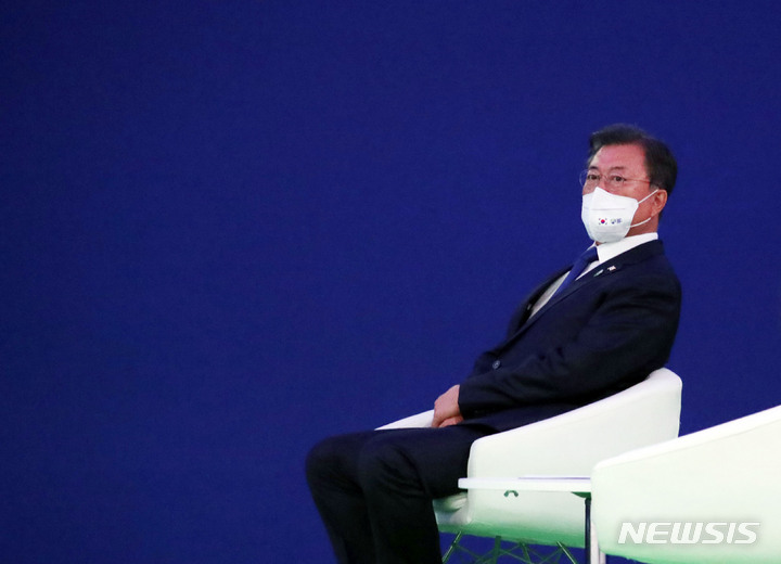 [글래스고=뉴시스] 김진아 기자 = 문재인 대통령이 1일(현지시간) 영국 글래스고 SEC에서 열린 제26차 유엔 기후변화협약 당사국총회(COP26)에서 연설을 하기 전 대기하고 있다. 2021.11.02. bluesoda@newsis.com