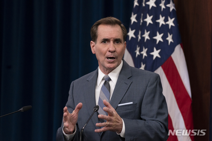 [워싱턴=AP/뉴시스]존 커비 미 국방부 대변인이 지난 1일 청사에서 정례 브리핑을 하는 모습. 2021.11.05.