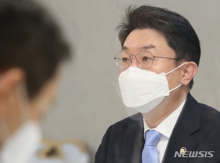 [서울=뉴시스] 김명원 기자 = 이억원 기획재정부 제1차관이 2일 오전 서울 종로구 정부서울청사에서 열린 물가관계차관회의에 참석해 발언하고 있다. 2021.11.02. kmx1105@newsis.com