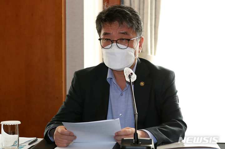 [서울=뉴시스] 이영환 기자 = 류근혁 보건복지부 2차관이 지난 2일 오전 서울 중구 밀레니엄 힐튼 서울호텔 코랄홀에서 열린 보건의료발전협의체 23차 회의에 참석해 발언을 하고 있다. 2021.11.02. 20hwan@newsis.com