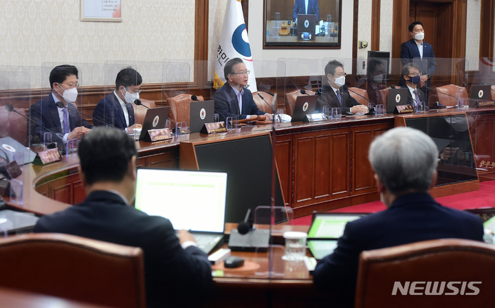 [서울=뉴시스] 김명원 기자 = 김부겸 국무총리가 2일 오전 서울 종로구 정부서울청사에서 열린 제47회 국무회의를 주재하고 있다. (공동취재사진) 2021.11.02. photo@newsis.com