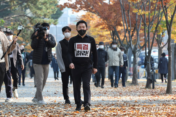 [성남=뉴시스] 국회사진기자단 = 대장동 의혹 특검 수용을 촉구하며 1인 도보 시위에 나선 국민의힘 원희룡 대선 경선 후보가 2일 오전 경기도 성남 분당구 성남시청 앞을 지나고 있다. 2021.11.02. photo@newsis.com